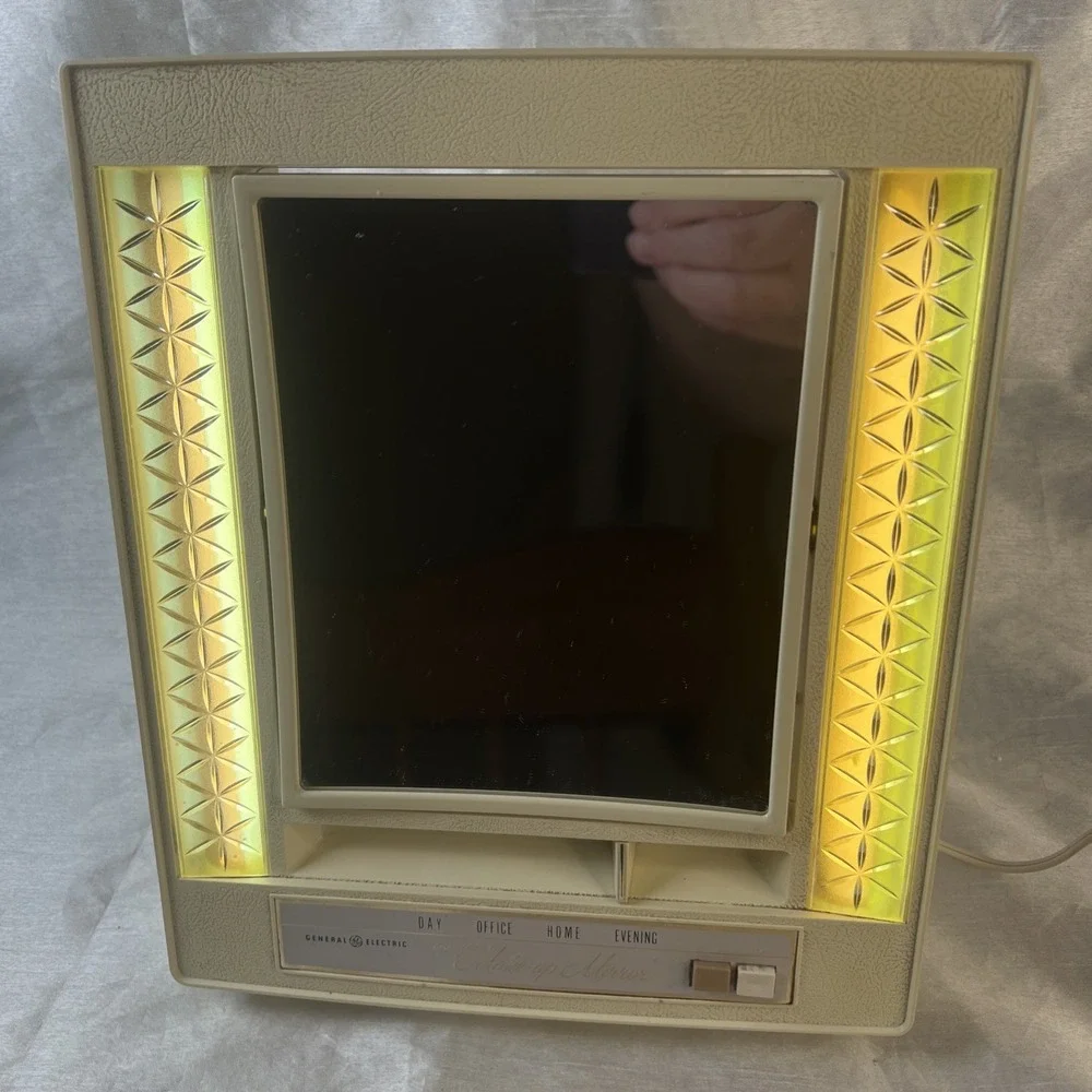 Vintage General Electric Lighted MakeUp Mirror Model B21M-1 — Tested WORKS